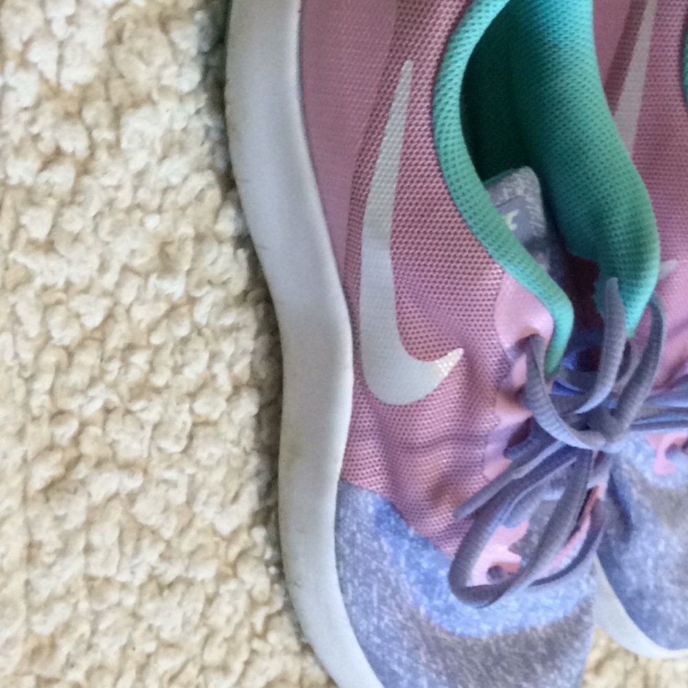 Colorful nikes - Picture 2 of 2